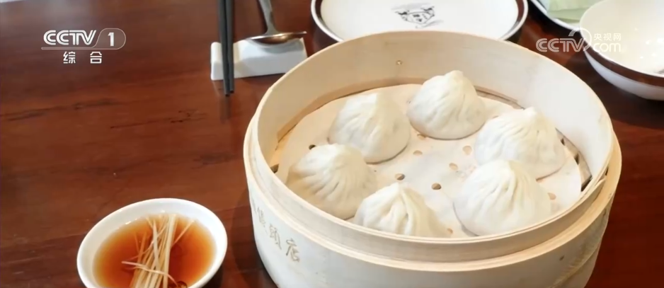 特色美食"一口鲜"擦亮地方名片 市井“烟火气”成为文旅消费增长新亮点